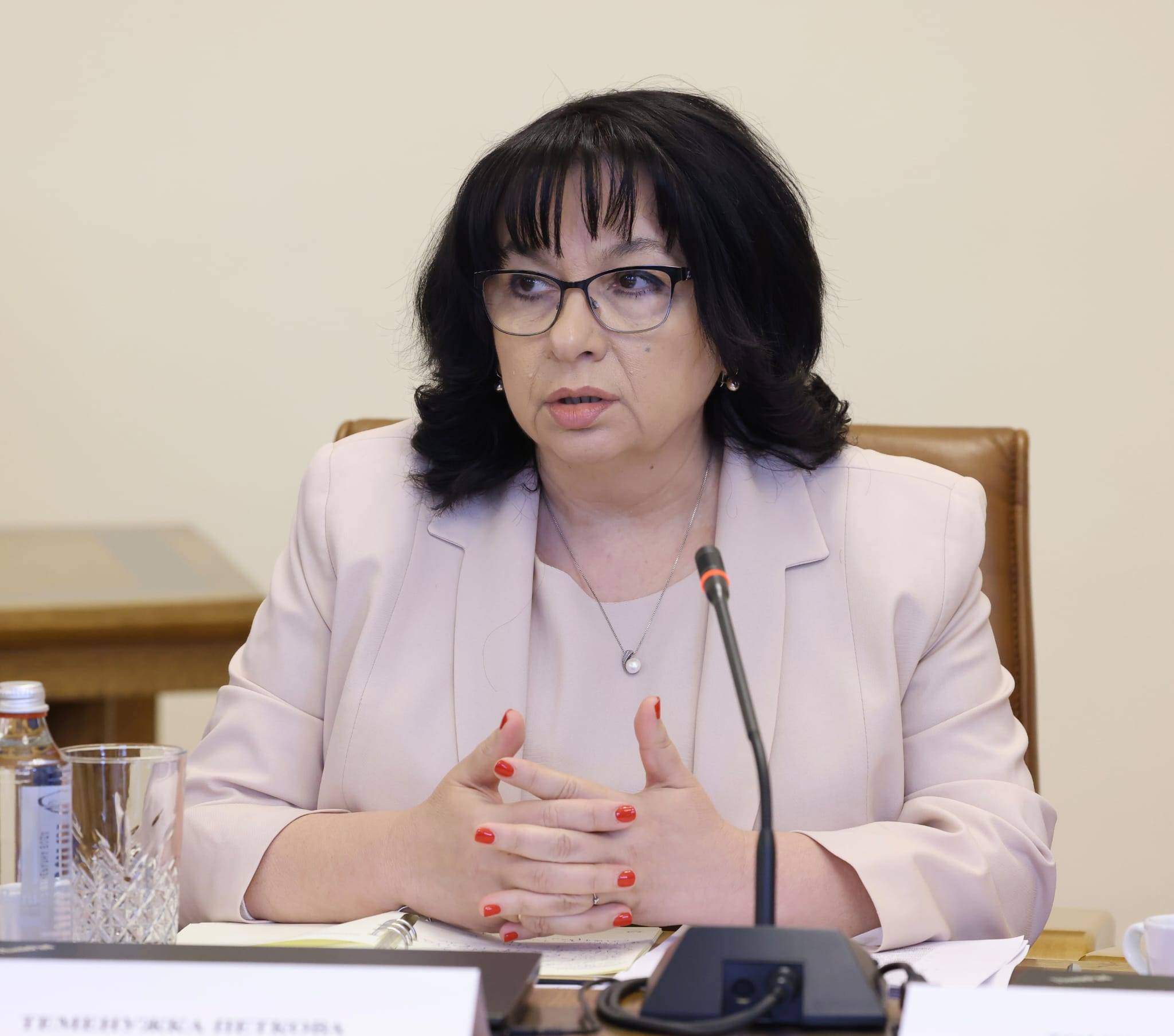 Финансовият министър Теменужка Петкова Финансовият министър Теменужка Петкова